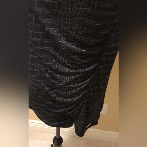 Michael Kors Cowl neck sleeveless top, scrunched left side detail, mk logo plate - Picture 3 of 10